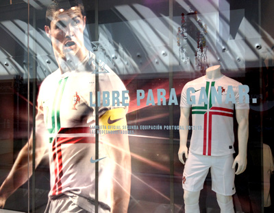Escaparates para la presentacion de la camiseta de la seleccion de Portugal Escaparates para la presentacion de la camiseta de la seleccion de Portugal
